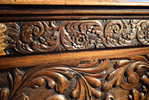 Antiquités - Late Renaissance chest in walnut from Lombardy.